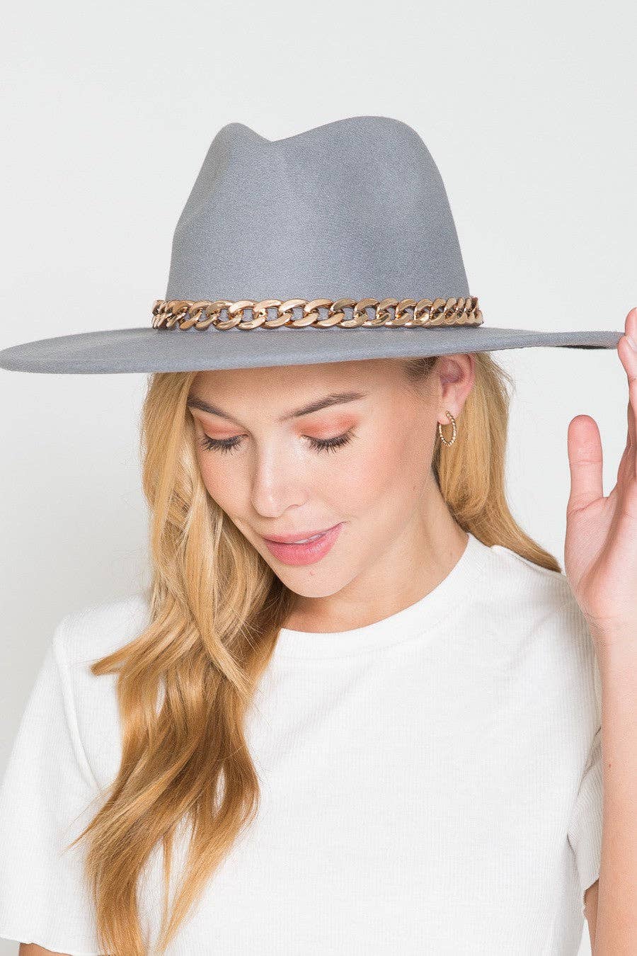 A VINTAGE PLAIN FEDORA HAT WITH GOLD CHAIN | 40HW013